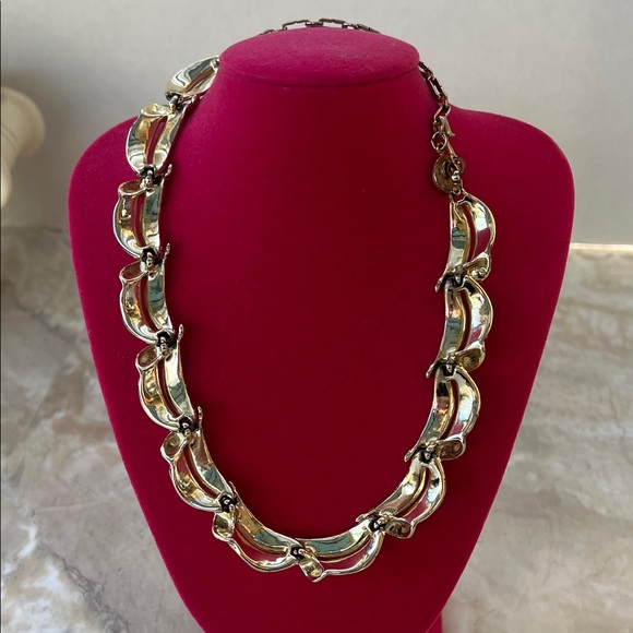 Elegant Gold-Toned Necklace - Picture 4 of 8